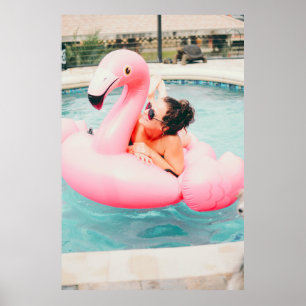 Poster Femme en flamant rose sur la piscine extérieure