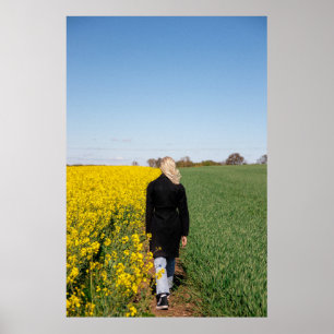 Poster Femme en manteau noir debout sur un terrain d'herb
