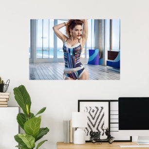 Poster femme en tenue colorée