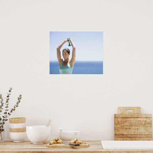 Poster femme excerceuse avec des poids sur son toit (Cuisine)