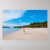 Poster Femme faisant acrobate sur la côte près de la mont (Devant)
