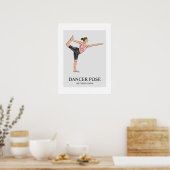 Poster Femme faisant du yoga en posture de danseuse pour (Cuisine)