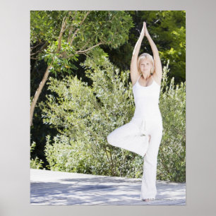 Poster Femme faisant le yoga sur le patio