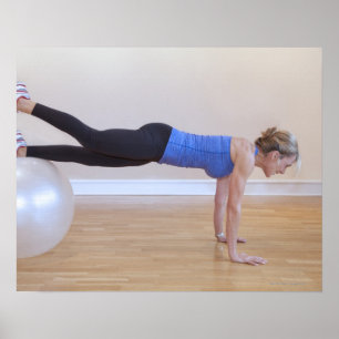 Poster Femme faisant un exercice