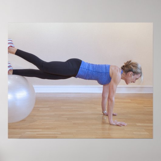 Poster Femme faisant un exercice (Devant)