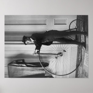 Poster Femme habillée en homme avec une photo à vélo
