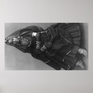 Poster Femme indienne avec la robe et les bijoux de cour