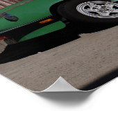 Poster Femme marchant près d'une vieille voiture et d'un (Coin)