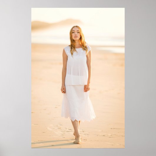Poster Femme marchant sur le rivage (Devant)