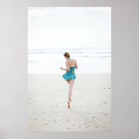 Poster Femme marchant sur le rivage près de la plage (Devant)