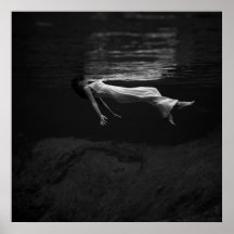 Femme noire et blanche dans l'eau Photographie