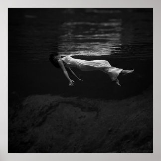 Poster Femme noire et blanche dans l'eau Photographie