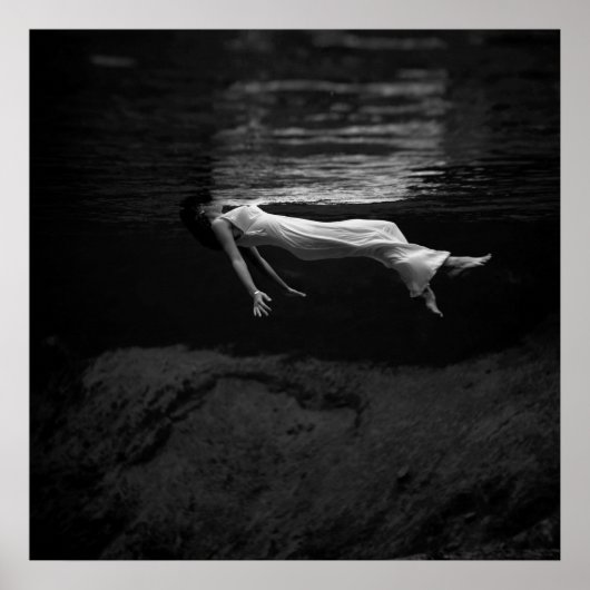 Poster Femme noire et blanche dans l'eau Photographie (Devant)