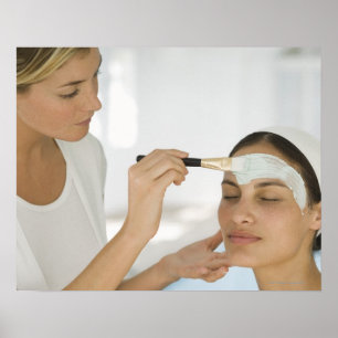 Poster Femme obtenant le masque de boue de beauté