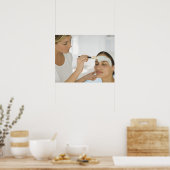 Poster Femme obtenant un masque de boue de beauté (Cuisine)