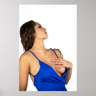 Poster Femme posant en robe bleue montrant de la confianc