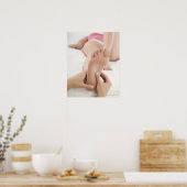 Poster Femme recevant un massage de pieds (Cuisine)