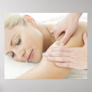 Poster Femme se relaxer à un spa tout en recevant 2