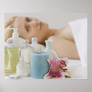 Poster Femme s'étendant sur la table de spa