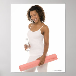 Poster Femme tenant la bouteille d'eau et le tapis