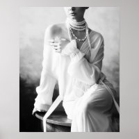 Femme vintage noire et blanche avec perles