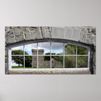 Poster Fenêtre en arc avec vue sur le château écossais