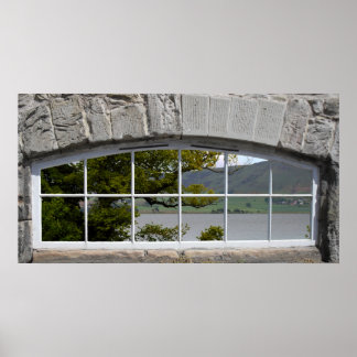 Poster Fenêtre en arc avec vue sur un loch