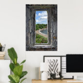 Poster Fenêtre en pierre encadrant une plage et des arbre (Bureau à domicile)