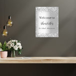 Poster Fête des mariées argent parties scintillant nom sc<br><div class="desc">Un poster de bienvenue sous la douche nuptiale. Un arrière - plan élégant à l'aspect faux argent décoré de faux éclats de parties scintillant. Personnalisez et ajoutez un nom. Lettres noires.</div>