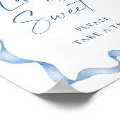 Poster Fête des mariées Bleue Main Tirée Bow L'amour est  (Coin)