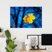Poster Feuille d'érable jaune en bleu (Bureau à domicile)