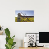 Poster Fil de fer barbelé enroulé sur une rangée de clôtu (Bureau à domicile)