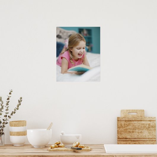 Poster Fille allongée dans le livre de lecture de lit (Cuisine)
