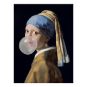 Poster Fille au collier de perles soufflant un chewing-gu (Devant)