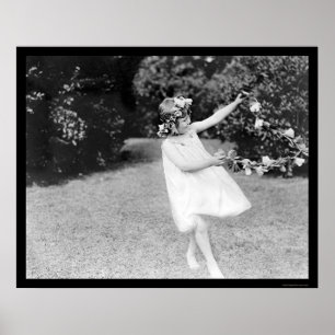 Poster Fille dansant avec des fleurs dans ses cheveux 191