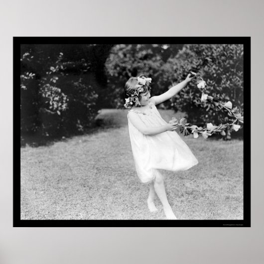 Poster Fille dansant avec des fleurs dans ses cheveux 191 (Devant)