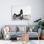 Poster Fille de surfeur noire et blanche dans l'océan