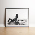 Poster Fille de surfeur noire et blanche dans l'océan<br><div class="desc">Découvrez la beauté brute et la liberté du mode de vie surf avec cette affiche Black and White Surfer Girl in the Ocean. Doté d'un design monochrome minimaliste d'une fille de surfer sans peur immergée dans les vagues, cet oeuvre saisit l'essence de l'aventure, de la force et de la connexion...</div>