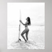Poster Fille de surfeur noire et blanche sur la plage (Devant)