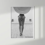 Poster Fille en Casquette sur la plage Noir et Blanc Impr<br><div class="desc">Capturez le charme intemporel de l'été avec la "Girl in Casquette on the Beach Black and White Print". Cette superbe photo en noir et blanc présente une belle femme à la silhouette élégante, capturée de derrière en se promenant le long de la plage. Elle porte un bikini chic et un...</div>