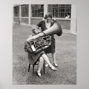 Poster Fille jouant du tuba, 1928. Photo vintage