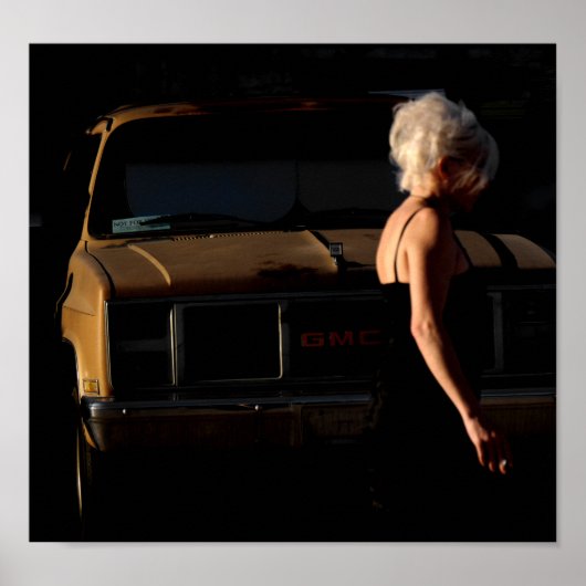 Poster Fille Marchant Par Vieux Camion GMC (Devant)