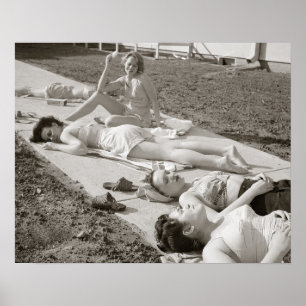 Poster Filles prenant un bain de soleil, 1943. Photo anci