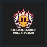 Poster Flamme visage souriant avec crânes - Motivational<br><div class="desc">Design audacieux et pointu avec un visage souriant enflammé entouré de crânes avec la citation motivationnelle "Challenges Build Inner Strength". Parfait pour les t-shirts, les sweat - shirts à capuche, les affiches et les accessoires pour ceux qui aiment les vêtements de rue, les vibes gothiques, ou l'oeuvre d'art inspirante avec...</div>