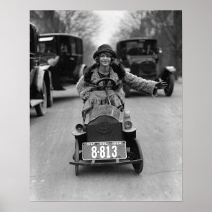 Poster Flapper au volant d'une voiture à pédales, 1924. P