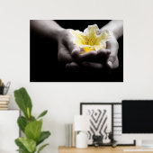 Poster Fleur Jaune Dans Les Mains (Bureau à domicile)