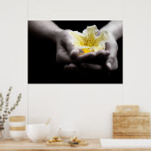 Poster Fleur Jaune Dans Les Mains (Cuisine)