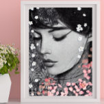 Poster Floral Woman Botanical rose Imaginaire Pop Art<br><div class="desc">Cette affiche montre une belle femme entourée de jolies fleurs roses et blanches. Le thème Floral Woman a été choisi car c'est un élément tendance qui ajoutera beauté et calme à votre décor intérieur. Le choix du portrait de femme noir et blanc était de donner un aspect élégant à l'affiche....</div>