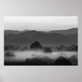 Poster Fog roulant à travers la vallée en noir et blanc (Devant)