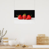 Poster Fraises sur le noir sur blanc wapcn (Cuisine)